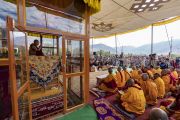 Прибыв в павильон для проведения учений, Его Святейшество Далай-лама обращается к более чем 16000 верующих. Падум, Занскар, штат Джамму и Кашмир, Индия. 22 июля 2018 г. Фото: Тензин Чойджор.
