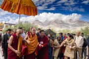 Его Святейшество Далай-лама направляется из своей резиденции на площадку для проведения учений. Падум, Занскар, штат Джамму и Кашмир, Индия. 22 июля 2018 г. Фото: Тензин Чойджор.