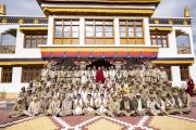 Его Святейшество Далай-лама фотографируется с сотрудниками полиции, оказывавшими помощь во время его визита в Занскар. Падум, Занскар, штат Джамму и Кашмир, Индия. 24 июля 2018 г. Фото: Тензин Чойджор.