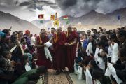 Облака собираются над вершинами гор, в то время как Его Святейшество Далай-лама прибывает в образцовую школу «Ламдон». Падум, Занскар, штат Джамму и Кашмир, Индия. 24 июля 2018 г. Фото: Тензин Чойджор.