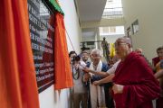 Его Святейшество торжественно открывает памятную табличку в новом общежитии Института высшего образования под эгидой Далай-ламы. Бангалор, штат Карнатака, Индия. 13 августа 2018 г. Фото: Тензин Чойджор.