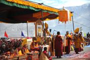 Его Святейшество Далай-лама освящает статую Будды Майтреи в монастыре Дискет в долине Нубра. 25 июля 2010