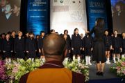 Школьный хор выступает на открытии всемирного саммита, Хиросима, 12 ноября 2010 г.