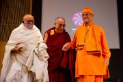 Далай-лама, Свами Атмаприя-ананда  и Муни Махендра Кумар на XXII конференции под эгидой института "Ум и жизнь". Нью-Дели, 21 ноября. Фото: Тензин Чойджор, ОЕСДЛ
