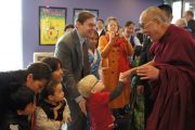 Его Святейшество Далай-лама здоровается со встречающими его людьми по прибытии в Копенгаген, Дания. 17 апреля 2011.