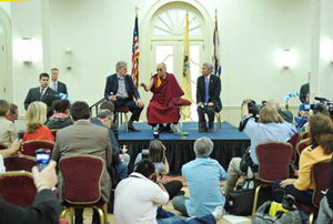 Далай-лама провел пресс-конференцию для журналистов в Ньюарке
