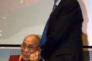 Его Святейшество Далай-лама со своим давним другом, лидером партии зеленых сенатором Бобом Брауном. Мельбурн, Австралия. 10 июня 2011. Фото: Rusty Stewart/DLAI
