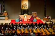 Его Святейшество Далай-лама и достопочтенный Юкей Мацунага в лекционном зале в храме Конгобудзи. Коясан, Япония. 31 октября 2011. Фото: Тензин Чойджор (Офис ЕСДЛ)