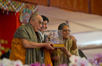 В Бодхгае Далай-ламе вручили Международную премию имени Махатмы Ганди
