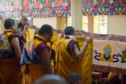 Его Святейшество Далай-лама во время большого молитвенного собрания в главном тибетском храме. Дхрамасала, Индия. 6 марта 2012 г. Фото: Тенизн Чойджор (Офис ЕСДЛ)