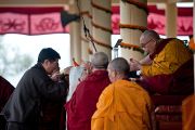 Перед началом учений по Джатакам Лобсанг Сенге, глава Центральной тибетской администрации, совершает традиционные подношения Его Святейшеству Далай-ламе. Дхарамсала, Индия. 8 марта 2012 г. Фото: Тензин Чойджор (Офис ЕСДЛ)
