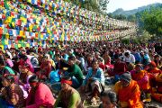 Тысячи людей пришли на берег озера Ревалсар (Цо Пема), чтобы послушать учения Его Святейшества Далай-лама. Штат Химчмл-Прадеш, Индия. 2 апреля 2012. Фото: Тензин Чойджор (Офис ЕСДЛ)