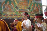 На учениях Его Святейшества Далай-ламы в монастыре Чиме Гастал Линг в Сидхбари. Штат Химачал-Прадеш, Индия. 4 апреля 2012. Фото: Тензин Чойджор (Офис ЕСДЛ)