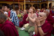 На учения Его Святейшества Далай-ламы в монастыре Чиме Гастал Линг собрались несколько тысяч человек. Штат Химачал-Прадеш, Индия. 4 апреля 2012. Фото: Тензин Чойджор (Офис ЕСДЛ)