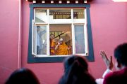 Его Святейшество Далай-лама приветсвтует людей, пришедших послушать его учения в монастыре Чиме Гастал Линг в Сидхбари. Штат Химачал-Прадеш, Индия. 4 апреля 2012. Фото: Тензин Чойджор (Офис ЕСДЛ)