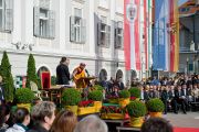 Его Святейшество Далай-лама обращается к жителям города на площади перед ратушей. Клагенфурт, Австрия. 18 мая 2012 г. Фото: Тензин Чойджор (Офис ЕСДЛ)