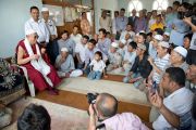 Его Святейшество Далай-лама встречается с тибетцами-мусульманами во время посещения мечети в Шринагаре, штат Джамму и Кашмир, Индия. 14 июля 2012 г. Фото: Тензин Чойджор (Офис ЕСДЛ)