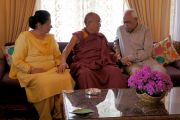 Его Святейшество Далай-лама во время визита к губернатору штата Джамму и Кашмир Шри Н.Н. Вохре. 14 июля 2012 г. Фото: Тензин Чойджор (Офис ЕСДЛ)