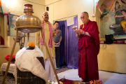 Его Святейшество Далай-лама в храме Шивы в Шринагаре. Штат Джаму и Кашмир, Индия. 17 июля 2012 г. Фото: Тензин Чойджор (Офис ЕСДЛ)