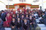 Его Святейшество Далай-лама сфотографировался на память с учениками школы Ламдон в Падуме, Занскар, в храме Калачакры. Штат Джамму и Кашмир, Индия. 31 июля 2012 г. Фото: Тензин Такла (Офис ЕСДЛ)