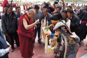 В монастыре Шачукул, расположенном в отдаленном районе Ладака Чангтанг Его Святейшество Далай-ламу приветствовали традиционными подношениями. Штат Джамму и Кашмир, Индия. 9 августа 2012 г. Фото: Тензин Такла (Офис ЕСДЛ)