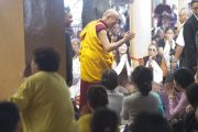 Его Святейшество Далай-лама здоровается с участниками учений в начале второго дня. Дхарамсала, Индия. 2 октября 2012 г. Фото: Тензин Чойджор (Офис ЕСЛД)