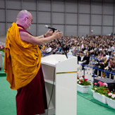 В первый день визита в Японию Его Святейшество Далай-лама даровал учение о преобразовании ума