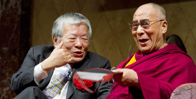 Его Святейшество Далай-лама выступил с речью перед японскими парламентариями и принял участие в конференции на тему современной и буддийской науки
