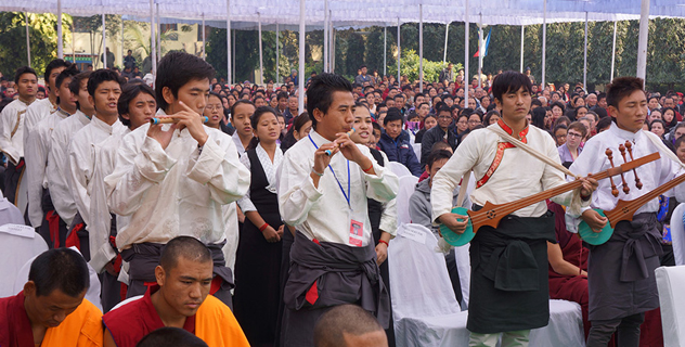 Его Святейшество Далай-лама выступил в Центральном университете тибетологии, побывал у ступы Дхамек и посетил тибетский монастырь в Сарнатхе