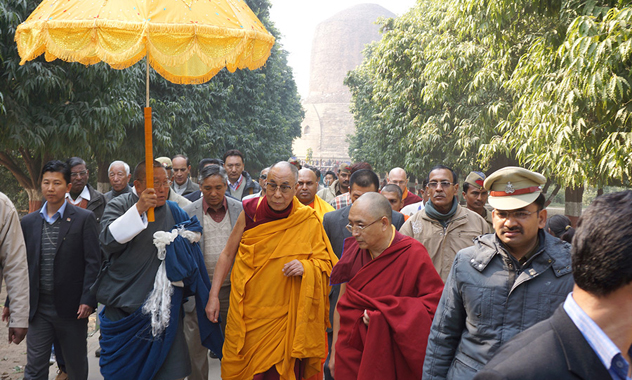 Его Святейшество Далай-лама выступил в Центральном университете тибетологии, побывал у ступы Дхамек и посетил тибетский монастырь в Сарнатхе