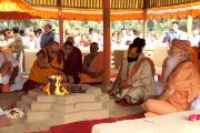 Его Святейшество Далай-лама совершает хаван (огненную пуджу) во время посещения ашрама Шри Убасина Каршни. 12 марта 2013 г. Матхура, штат Уттар-Прадеш, Индия. Фото: Тензин Такла (офис ЕСДЛ).