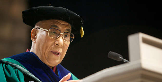 В Новом Орлеане Далай-лама принял участие в церемонии вручения дипломов в Тулейнском университете и прочитал лекцию в университете Нового Орлеана