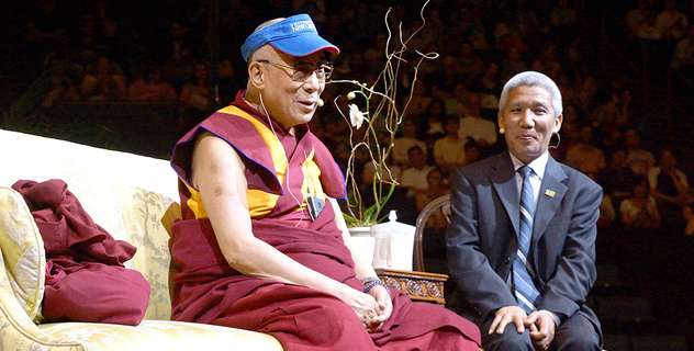 В Новом Орлеане Далай-лама принял участие в церемонии вручения дипломов в Тулейнском университете и прочитал лекцию в университете Нового Орлеана