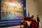 Его Святейшество Далай-лама выступает в Северо-восточной тибетской культурной ассоциации. Портленд, штат Орегон, США. 12 мая 2013 г. Фото: Джереми Рассел (офис ЕСДЛ)