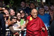 Его Святейшество Далай-лама фотографируется с людьми у выхода из колледжа Майтрипы после симпозиума "Жизнь после жизни". Портленд, штат Орегон, США. 10 мая 2013 г. Фото: Motoya Nakamura/The Oregonian