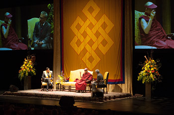 В Городе мира Окленде Его Святейшество Далай-лама провел несколько встреч и прочел лекцию “Путь к счастью”