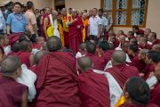 Его Святейшество Далай-лама обращается к монахам-студентам во время торжественного открытия нового учебного и научного центра в монастыре Сера Чже. Билакуппе, Карнатака, Индия. 7 июля 2013 г. Фото: Тензин Чойджор (офис ЕСДЛ)