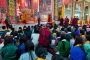 Его Святейшество Далай-лама обращается к группе буддистов из Бутана в монастыре Сера Чже. Билакуппе, Карнатака, Индия. 7 июля 2013 г. Фото: Тензин Чойджор (офис ЕСДЛ)