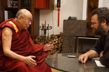 Далай-лама принял участие в круглом столе "Путь к миру и счастью в глобальном обществе" в Риге