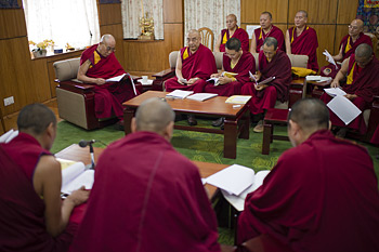 Его Святейшество Далай-лама обсудил с тибетскими учеными проект учебника, излагающего основы буддийской науки