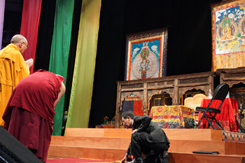 Далай-лама прочел публичную лекцию о светской этике и продолжил учения по поэме Шантидевы «Путь бодхисаттвы»