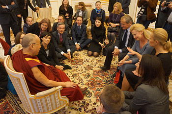 Далай-лама встретился с польскими парламентариями, тибетцами и группами поддержки Тибета