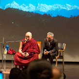 В Дели Далай-лама вручил премию имени Т.Н. Кхошу и посетил детский дом для беспризорников