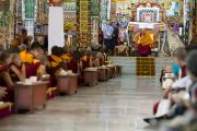 Его Святейшество Далай-лама выступает во время краткой церемонии по завершении седьмого дня учений в монастыре Сера Чже. Билакуппе, штат Карнатака, Индия. 31 декабря 2013 г. Фото: Тензин Чойджор (офис ЕСДЛ)