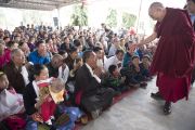Его Святейшество Далай-лама на встрече с жителями тибетского поселения в Банадаре. Штат Махараштра, Индия. 12 января 2014 г. Фото: Тензин Чойджор (офис ЕСДЛ)