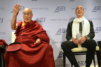 В Вашингтоне Далай-лама принял участие в беседе о счастье, свободе предпринимательства и благополучии человека