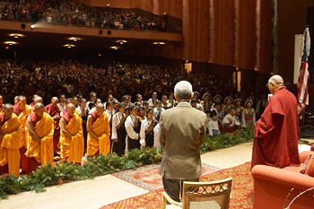Далай-лама провел беседу об обретении счастья и посетил церемонию награждения премией «Неизвестные герои сострадания»