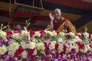 Его Святейшество Далай-лама приветствует людей, собравшихся на стадионе для игры в поло, перед началом учений. Шиллонг, штат Мегхалая, Индия. 4 февраля 2014 г. Фото: Тензин Чойджор (офис ЕСДЛ)