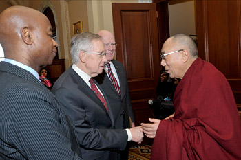 Далай-лама провел день на Капитолийском холме в Вашингтоне