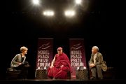 Его Святейшество Далай-лама отвечает на вопросы слушателей на 26-м ежегодном Форуме лауреатов Нобелевской премии мира. Миннеаполис, штат Миннесота, США. 1 марта 2014 г. Фото: Stephen Geffre